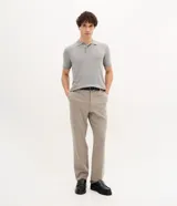 Pantalón de sastrería masculino en color beige, con corte recto, cintura elástica con trabillas para cinturón y cierre tradicional. Confeccionado en una mezcla de poliéster, viscosa y elastano.