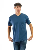 Remera de manga corta y cuello en V, color azul petróleo, confeccionada en algodón.