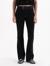 Pantalón de jean negro de silueta oxford, con tiro medio y ajuste en la cintura mediante cinturón al tono con hebilla metálica.