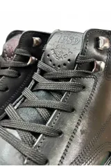 Botas de cuero marrón para hombre, con cordones, suela dentada y detalles de costuras visibles.