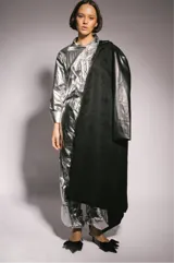 Pantalón parachute plateado con elástico en la cintura y tobillos.