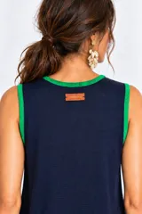 Vestido largo de punto sin mangas, color azul marino con diseño de rayas en tonos verde y blanco en la parte inferior y aberturas laterales.