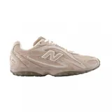 Championes New Balance modelo 204L de color beige, confeccionados en gamuza y malla, con el logotipo "N" característico en los laterales y suela dentada.
