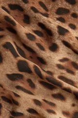 Vestido midi cortado al bies con ajuste entallado y caída suave, con estampado de leopardo, breteles finos ajustables, escote corazón con cordón y copas fruncidas.
