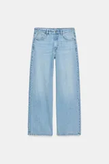 Pantalón de jean celeste de corte recto y tiro medio.