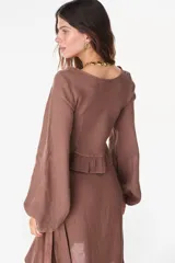 Top de lino italiano color beige, con escote en V, mangas abullonadas y cordón ajustable en el centro del frente.