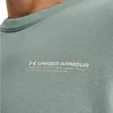Buzo Under Armour de hombre color verde, de tela suave y ligera. Tiene cuello redondo, mangas largas y logo estampado en el pecho.