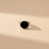 Anillo tipo sello de plata 925 con centro circular de resina negra pulida.