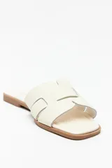 Sandalias bajas plateadas con capellada entrelazada.