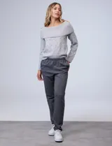 Pantalón jogger color beige de algodón con pretina elastizada.