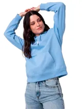 Buzo tipo canguro color celeste, con capucha y cordones ajustables. Presenta el logo de la marca bordado en el pecho, bolsillo frontal tipo canguro y puños y ruedo de punto acanalado.