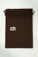 Bufanda marrón oscuro con flecos en los extremos y etiqueta blanca con el logo "CNI" en negro.