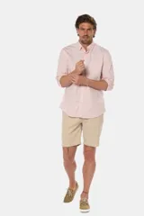 Bermuda clásica de lino color beige, de corte recto con bolsillos laterales y traseros ribeteados con botón.