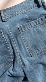 Pantalón de jean celeste de corte ancho, tiro alto y estilo vintage. Confeccionado con algodón 100% reciclado y bolsillos cuadrados en delantero y espalda.