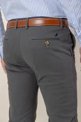 Pantalón de algodón twill con corte slim fit, color beige, de diseño clásico con bolsillos laterales y traseros.