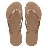 Chancletas Havaianas modelo Slim de color tostado con tiras finas metalizadas.