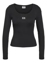 Camiseta de manga larga ajustada, color negro, con cuello redondo y pequeño logo bordado en el centro del pecho.