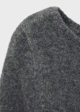 Vestido midi de tejido de punto con cuello barco y manga larga, de diseño entallado.