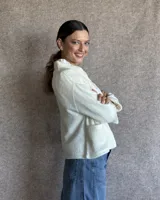 Saco color crudo de lana lambswool, con cuello alto y bolsillos laterales.