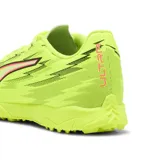 Championes de fútbol Puma Ultra 6 Play TT, color amarillo flúor, con diseño aerodinámico y suela con tapones pequeños para césped sintético.