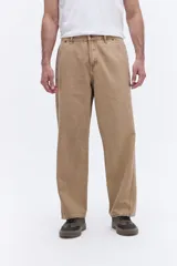 Pantalón de corte relajado y silueta amplia, confeccionado en algodón con acabado lavado. Presenta un diseño clásico de cinco bolsillos, cierre frontal con botón y costuras laterales reforzadas.