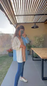 Camisa de manga larga con diseño color block en tonos celeste, beige y blanco.