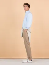 Camisa de hombre Oxford a rayas rosadas y blancas, con corte regular fit, cuello button-down, mangas largas, cierre frontal de botones y logo bordado en el pecho.