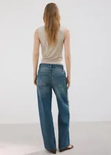 Jeans de tiro bajo y diseño recto, confeccionados en algodón con efecto desteñido y lavado clásico.