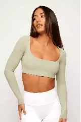 Top deportivo color verde oliva, de manga larga y escote cuadrado.