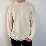 Sweater de tejido de punto color beige con diseño de cuello redondo y detalles de roturas desgastadas en el cuello, puños y ruedo.