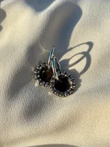 Par de aros de resina azul con borde de strass y arito de acero quirúrgico.