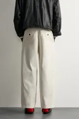 Pantalón chino regular fit de color beige, confeccionado en algodón, con bolsillos frontales y cierre de cremallera y botón, de la colección especial Aaron Levine x Zara.