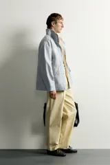 Parka relaxed fit de algodón con efecto lavado, color gris, cuello subido, manga larga y bolsillos de plastrón con solapa en el delantero. Cuenta con cierre frontal de botones y solapa.