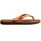 Chancletas Havaianas modelo Top Summer Vibes de base marrón con estampado tropical de palmeras en tonos rosados, y tiras de goma metalizadas en color bronce con textura.