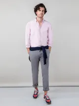 Camisa celeste de corte clásico, con cuello abotonado, manga larga y logo bordado en el pecho.