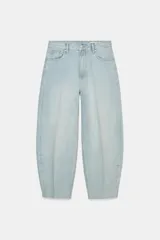 Jeans de tiro medio con corte tapered y diseño de cinco bolsillos. Presenta un acabado con efecto lavado y cierre frontal con cremallera y botón.