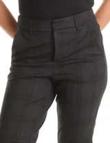 Pantalón de corte recto con estampado cuadrillé en tonos oscuros. Presenta pretina con pasadores, cierre frontal con broche, bolsillos laterales aplicados y bolsillos traseros inclinados.