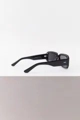 Lentes de sol negros con marco rectangular grueso y logo LMT en la patilla.