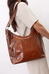Bolso shopper de cuero vacuno color azul marino, con diseño hobo, panel frontal en relieve efecto croco brillante, bolsillos externos con cierre y correa ancha ajustable.