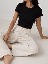 Remera de morley de algodón, de corte ajustado y diseño crop, con cuello redondo y mangas cortas.