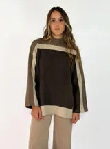 Sweater de punto con diseño de bloques de color en tonos marrón, beige y crema. Presenta cuello alto, mangas largas holgadas y un corte recto.