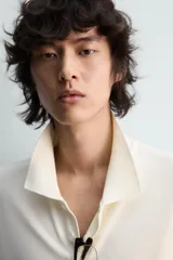 Polo de manga larga color rojo, confeccionado en tejido de algodón con estructura piqué, cuello solapa y cierre frontal de botonadura. Presenta aberturas laterales en el bajo.