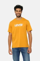 Remera amarilla de corte recto con cuello redondo y logo de Levi's estampado en el pecho.