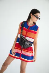 Riñonera negra de cuero vacuno con correa regulable, cierre superior con doble cremallera y bolsillo frontal con cremallera.