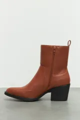 Bota corta de cuero sintético negro, estilo texana, con punta fina, cierre lateral metálico y taco ancho de 6,5 cm.