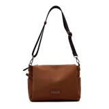 Cartera bandolera de diseño minimalista en color marrón, con correa ajustable y desmontable, cierre superior y placa metálica con el logo de la marca en el frente.