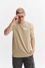 Musculosa oversize de algodón color verde militar, con sisas amplias y estampa tipográfica grande en la espalda.