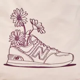 Bolso de mano New Balance de lona de poliéster color crema, con estampado de una zapatilla New Balance con flores y logo de la marca en color borgoña.