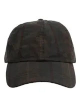 Gorra de béisbol de estilo clásico confeccionada en canvas engrasado impermeable con diseño a cuadros oscuros. Presenta un pequeño logo bordado en el panel frontal y costuras reforzadas en la visera.