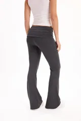 Pantalón calza gris melange de corte flare, tiro alto con cintura rebatible ancha y ajuste entallado en las piernas que se ensancha hacia los tobillos.